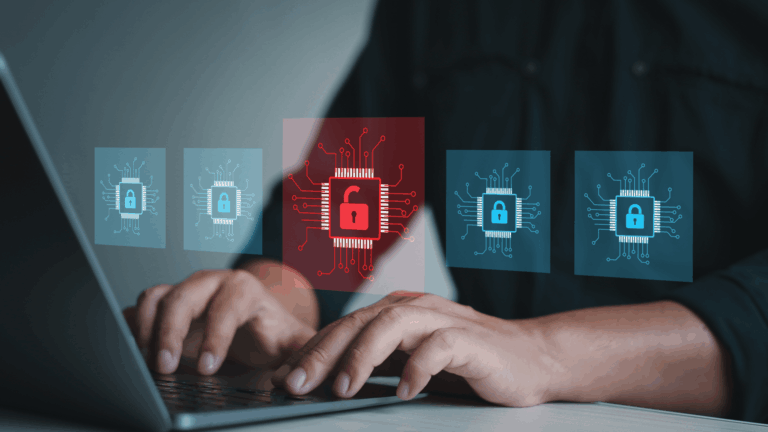 Mani al lavoro su un laptop con una grafica sovrapposta che mostra un'icona rossa con un lucchetto aperto al centro di icone azzurre protette, a simboleggiare una vulnerabilità di sistema.