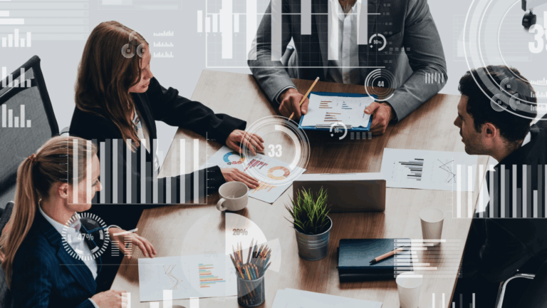 Un gruppo di professionisti in riunione analizza documenti, con grafici digitali e statistiche aziendali sovrapposti in trasparenza all'immagine.