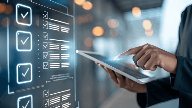 Un professionista interagisce con un tablet da cui emerge una grande checklist digitale olografica luminosa con varie caselle spuntate.